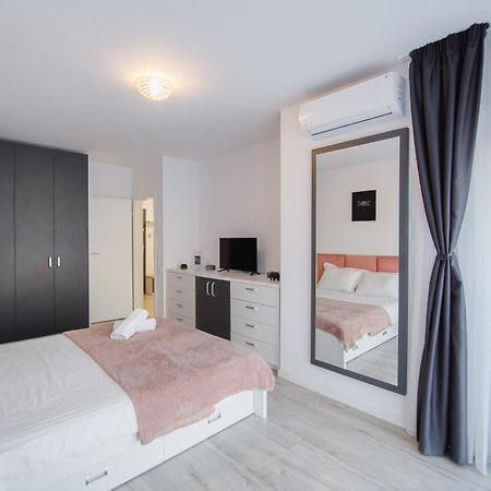 Pinky Black Escape Oradea Exterior photo