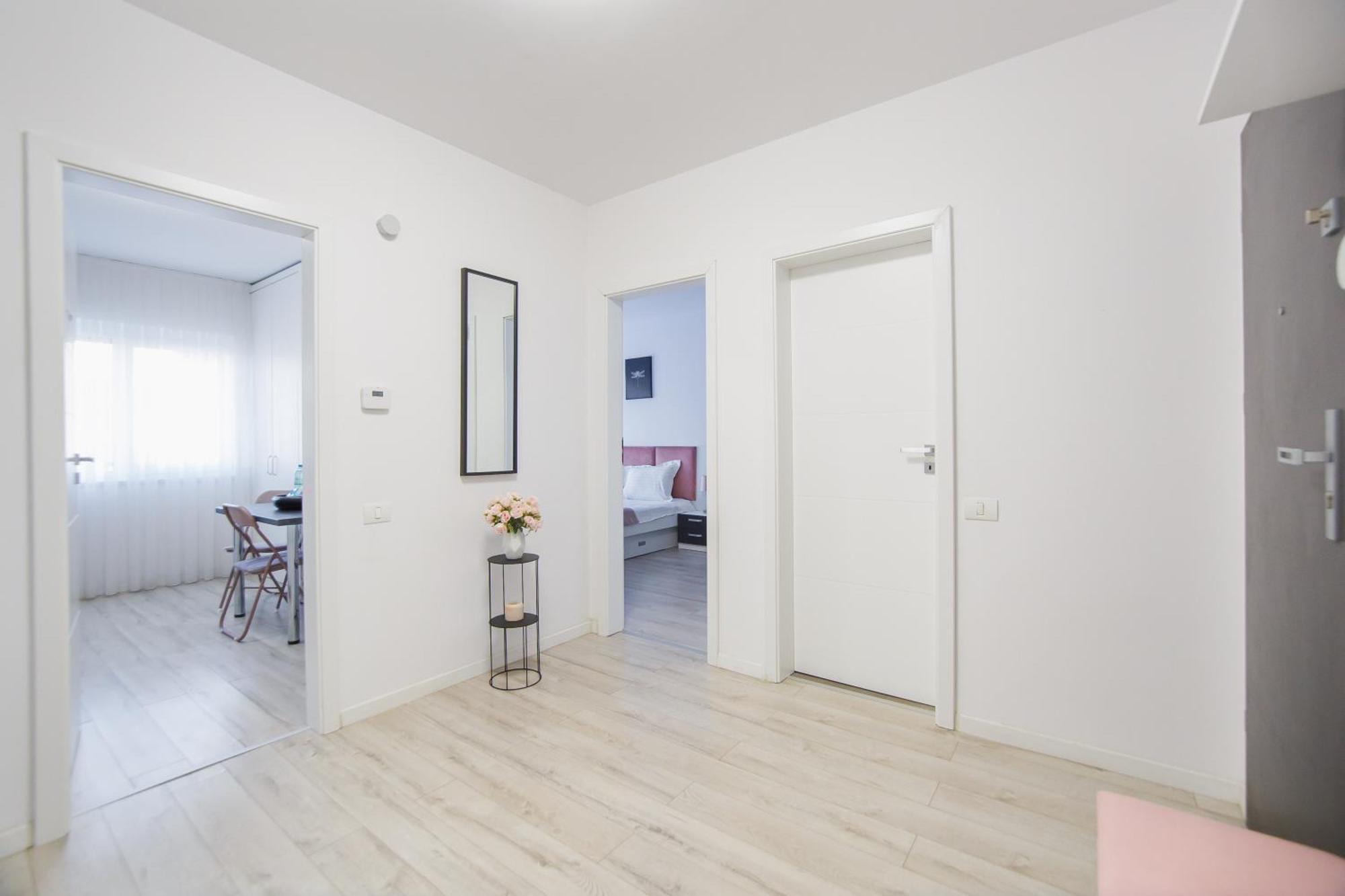 Pinky Black Escape Oradea Exterior photo